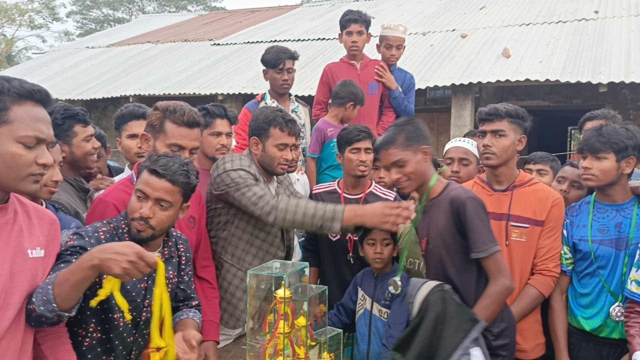 শিরোপার লড়াইয়ে উত্তেজনার ঝড়